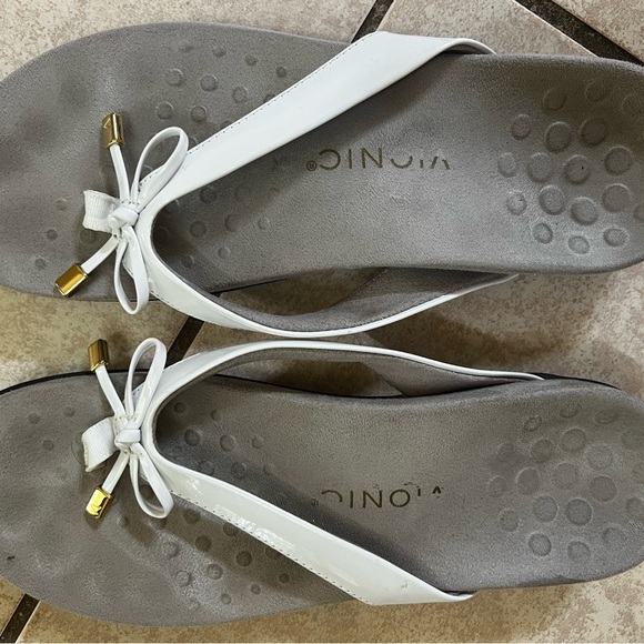 Vionic Bella sandal. Size 9. White flip flops. - Picture 2 of 4
